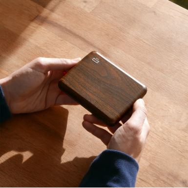 Achetez ÖGON DESIGN Porte cartes Smart Case V2 Imitation Bois Sequoia au meilleur prix sur sportium.fr.  Disponible en livraison ou en retrait au magasin.
