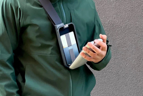 Achetez Ögon porte mobile à bandoulière au meilleur prix | Découvrez-les sur sportium.fr | Disponible à la livraison et en retrait au magasin SPORTIUM.